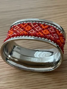 Гривна с червени инкрустации